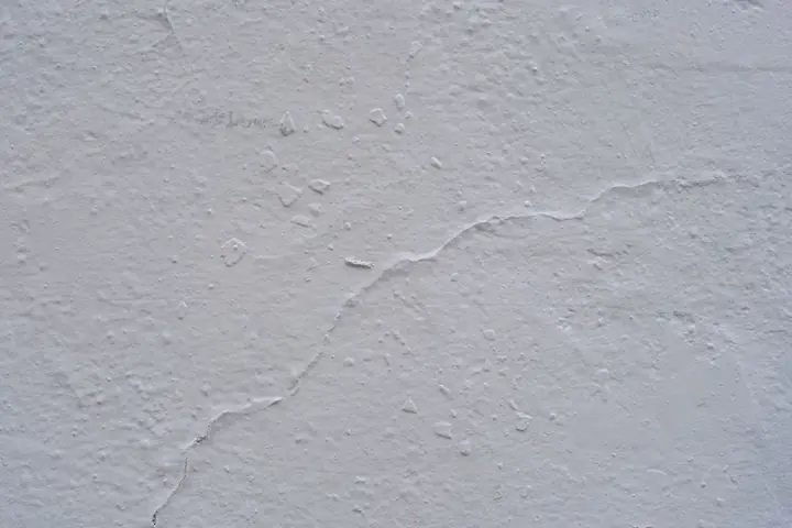 开裂、粗糙的水泥墙面近景