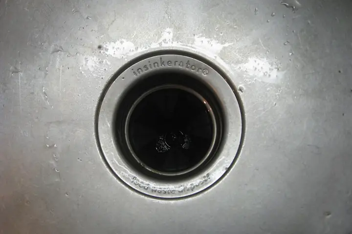 不锈钢水槽里的垃圾处理器开口