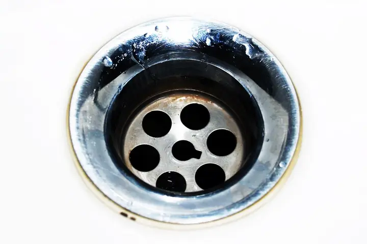 镀铬水槽过滤网，周围有水珠
