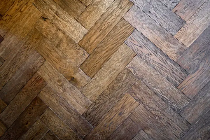 Herringbone parquet floor pattern in warm wood tones