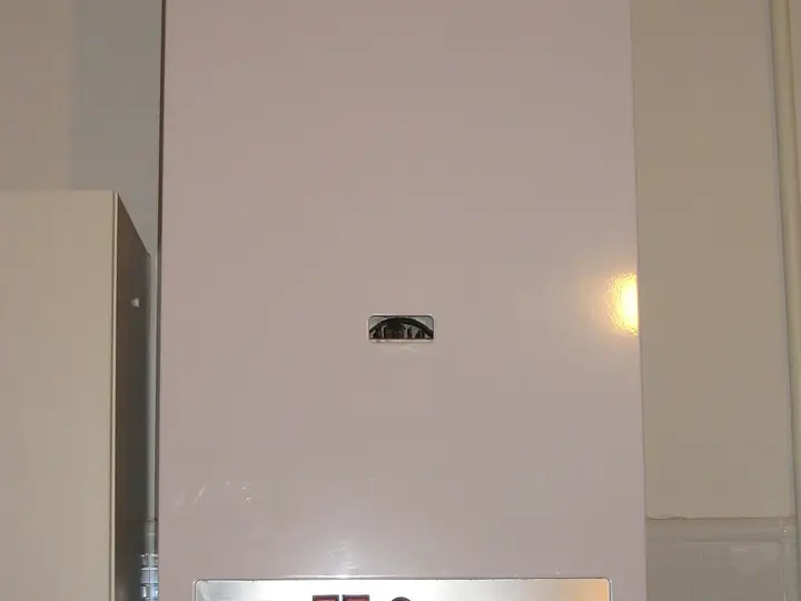 带控制面板的挂墙式热水器